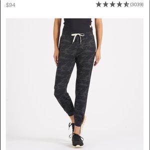 Vuori Performance Jogger in Camo. Size: XS